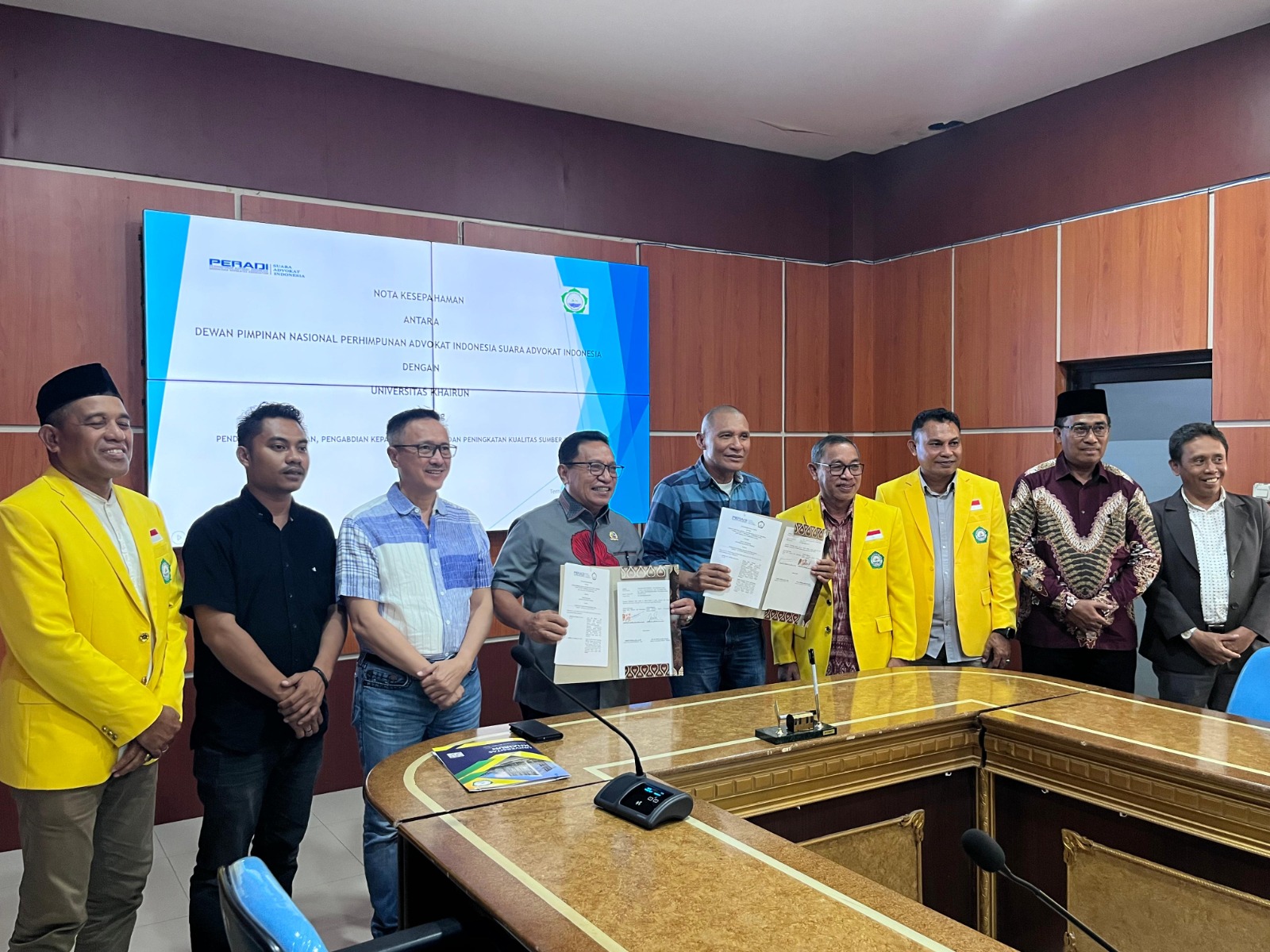 Jumat, 08 Agustus 2025, secara resmi Ketua Umum DPN PERADI SAI (Harry Ponto, S.H., LL.M) dan menandatangani MoU terkait Pendidikan, Penelitian, Pengabdian kepada Masyarakat dan Peningkatan kualitas SDM dengan Rektor Universitas Khairun Ternate dan Dalam agenda tersebut dilanjutkan dengan Penandatanganan Kerja Sama pelaksanaan Pendidikan Khusus Profesi Advokat (PKPA). antara DPC PERADI SAI Halmahera Utara dengan Dekan Fakultas Hukum Unkhair.